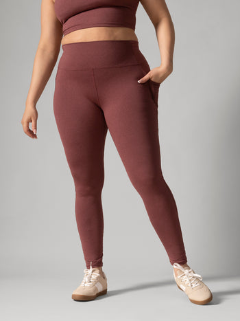 Women wearing the Buttery Soft BFF High-Rise Legging with Pockets by Rose Boreal - Rhubarb / Femme qui porte le Legging BFF Brossé Taille Haute avec poches de Rose Boreal - Rhubarbe