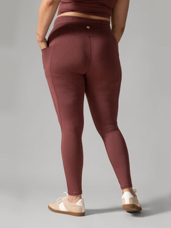 Women wearing the Buttery Soft BFF High-Rise Legging with Pockets by Rose Boreal - Rhubarb / Femme qui porte le Legging BFF Brossé Taille Haute avec poches de Rose Boreal - Rhubarbe