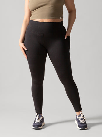 Women wearing the Buttery Soft BFF High-Rise Legging with Pockets by Rose Boreal - Total Eclipse / Femme qui porte le Legging BFF Brossé Taille Haute avec poches de Rose Boreal - Éclipse Totale