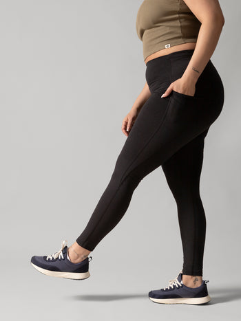 Women wearing the Buttery Soft BFF High-Rise Legging with Pockets by Rose Boreal - Total Eclipse / Femme qui porte le Legging BFF Brossé Taille Haute avec poches de Rose Boreal - Éclipse Totale