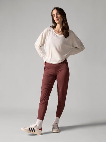 Women wearing the Slow Day Long-Sleeve Shirt by Rose Boreal - Natural White Over / Femme qui porte le Chandail Slow Day de Rose Boreal - Blanc Naturel Over