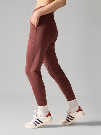 Women wearing the Buttery Soft BFF Jogger Pants by Rose Boreal - Rhubarb / Femme qui porte le Pantalon de Jogging BFF de Rose Boreal - Rhubarbe