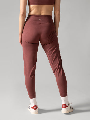 Women wearing the Buttery Soft BFF Jogger Pants by Rose Boreal - Rhubarb / Femme qui porte le Pantalon de Jogging BFF de Rose Boreal - Rhubarbe