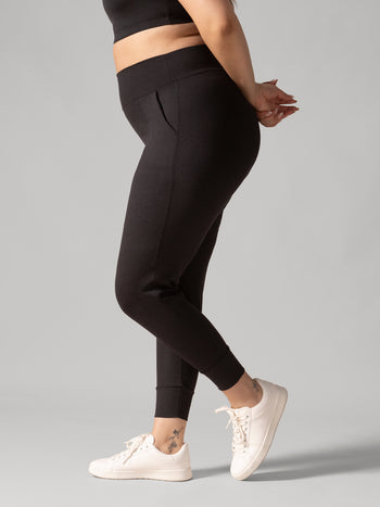 Women wearing the Buttery Soft BFF Jogger Pants by Rose Boreal - Total Eclipse / Femme qui porte le Pantalon de Jogging BFF de Rose Boreal - Éclipse Totale