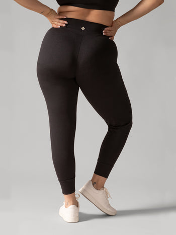 Women wearing the Buttery Soft BFF Jogger Pants by Rose Boreal - Total Eclipse / Femme qui porte le Pantalon de Jogging BFF de Rose Boreal - Éclipse Totale