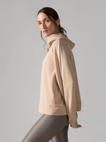 Women wearing the Horizon Hoodie from Rose Boreal - Almond / Femme qui porte le chandail horizon de Rose Boreal - Amande