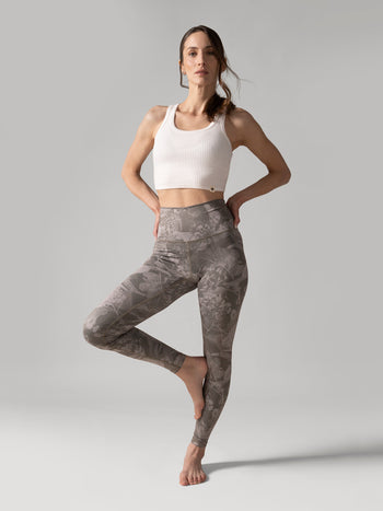 Women wearing the Reversible Ultralight High-Rise Legging - Wild Orchid by Rose Boreal - Wild Orchid / Femme qui porte le Legging Réversible Taille Haute Ultraléger - Wild Orchid 