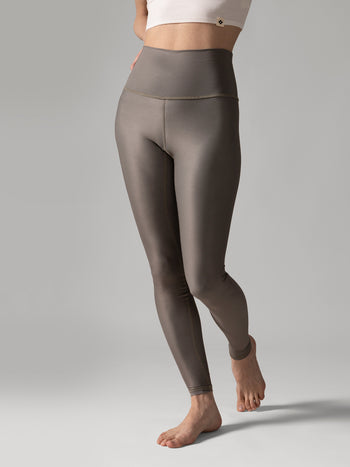 Women wearing the Reversible Ultralight High-Rise Legging - Wild Orchid by Rose Boreal - Wild Orchid / Femme qui porte le Legging Réversible Taille Haute Ultraléger - Wild Orchid 