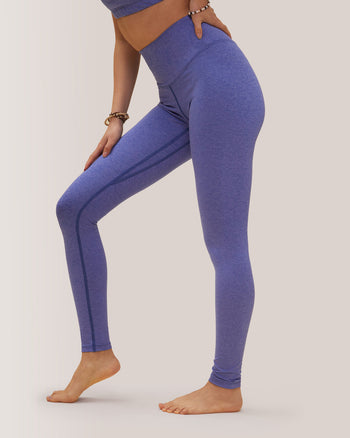 Femme qui porte les legging BFF Brossé Taille Haute ./ Women wearing the buttery soft BFF high-rise leggings from Rose Boreal. -Iris