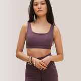 Women wearing the Life's good Sports Bra 
by Rose Boreal - Eggplant / Femme qui porte le Soutien-gorge La Vie est belle de Rose Boreal - Aubergine