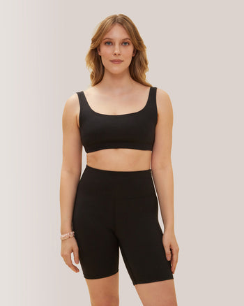 Women wearing the Life's good Sports Bra 
by Rose Boreal - Total Eclipse / Femme qui porte le Soutien-gorge La Vie est belle de Rose Boreal - Éclipse Totale