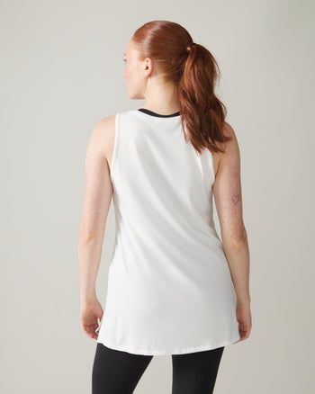 Women wearing the Astral Tank by Rose Boreal - Natural White / Femme qui porte la Camisole Astrale par Rose Boreal - Blanc Naturel