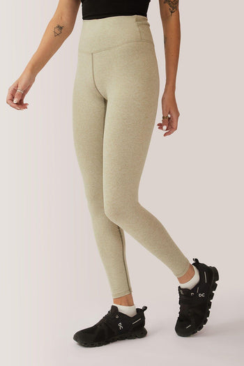 Women wearing the Rose Buddha Buttery Soft BFF High-Rise Legging - Celery / Femme qui porte Rose Buddha Legging BFF Brossé Taille Haute - Céleri