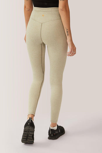 Women wearing the Rose Buddha Buttery Soft BFF High-Rise Legging - Celery / Femme qui porte Rose Buddha Legging BFF Brossé Taille Haute - Céleri