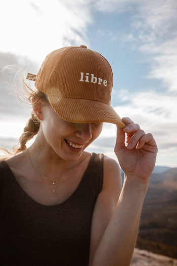 Femme qui porte la casquette Corduroy Libre de Rose Boreal - Érable / Women wearing the Corduroy Libre Ball Cap from Rose Boreal. - Maple