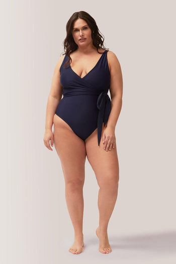 Femme qui porte le maillot de bain une-pièce Endless Summer de Rose Boreal./ Women wearing the Endless Summer reversible one piece swimsuit by Rose Boreal. -Boho Chérie