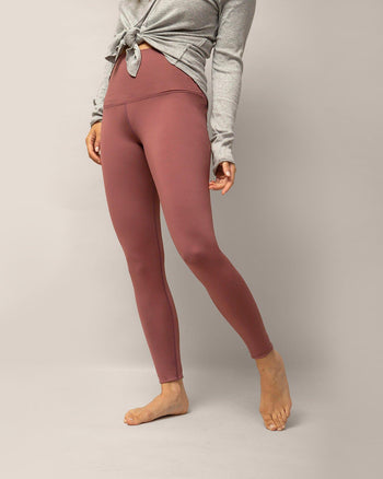 Rose Buddha Legging Divine Taille ultra haute Déesse 
/ Women wearing the Divine Ultrahigh-Rise Legging from Rose Boreal. -Goddess