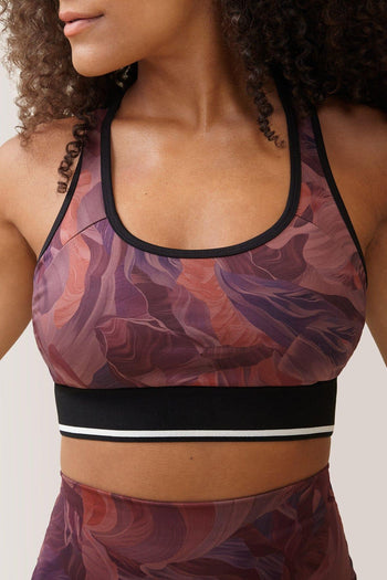 Femme qui porte la bracière de sport Happy Girls de Rose Boreal./ Women wearing the Happy Girls Sport Bra by Rose Boreal. -Canyon / Canyon