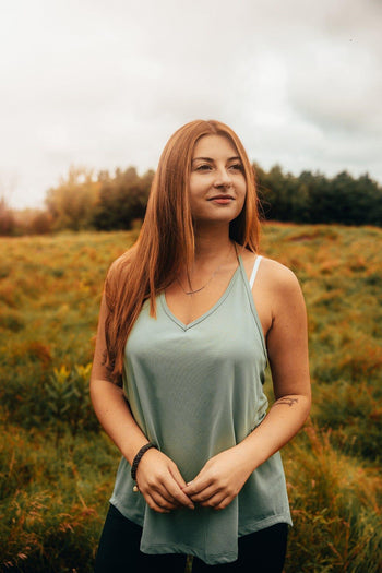 Femme qui porte la camisole Hello Sunshine! de Rose Boreal./ Women wearing the Hello Sunshine! Tank Top from Rose Boreal. -Dusty Sage / Sauge