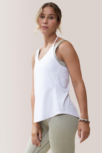 Femme qui porte la camisole Hello Sunshine! de Rose Boreal./ Women wearing the Hello Sunshine! Tank Top from Rose Boreal. - Arctic White / Blanc Artique