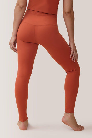 Femme qui porte les leggings mi-haute Magic Sculpting de Rose Boreal./ Women wearing the Magic Sculpting Mid-Rise Legging by Rose Boreal. -Raw Sienna / Terre de sienne