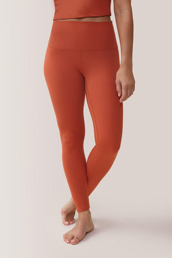 Femme qui porte les leggings mi-haute Magic Sculpting de Rose Boreal./ Women wearing the Magic Sculpting Mid-Rise Legging by Rose Boreal. -Raw Sienna / Terre de sienne