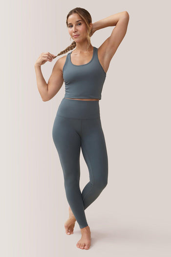 Femme qui porte les leggings mi-haute Magic Sculpting de Rose Boreal./ Women wearing the Magic Sculpting Mid-Rise Legging by Rose Boreal. -Cypress / Cyprès Over / Cypress Over