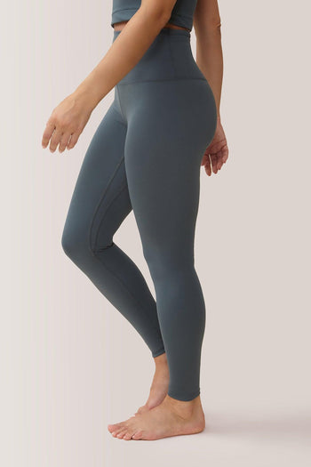 Femme qui porte les leggings mi-haute Magic Sculpting de Rose Boreal./ Women wearing the Magic Sculpting Mid-Rise Legging by Rose Boreal. -Cypress / Cyprès