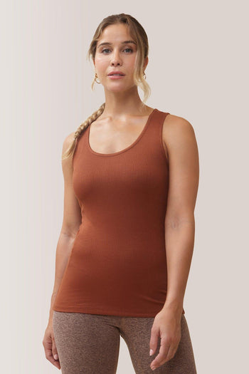 Femme qui porte la camisole Seashell de Rose Boreal./ Women wearing the Seashell Tank by Rose Boreal. -Pecan / Pacane