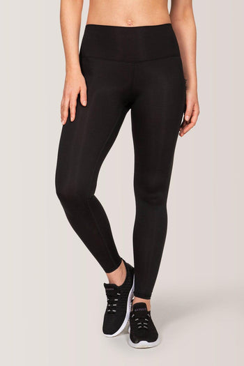 Femme qui porte les leggins ultra taille haute Solstice de Rose Boreal./ Women wearing the Solstice Ultralight High-Rise legging by Rose Boreal. -Total Eclipse / Éclipse Totale Over / Total Eclipse Over