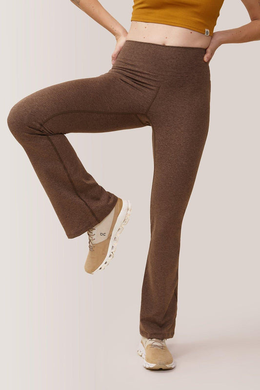 Femme qui porte les leggings TGIF de Rose Boreal./ Women wearing the TGIF Wide Leg Legging from Rose Boreal. -Truffle / Truffe