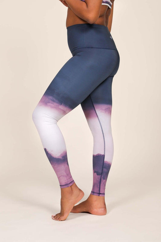 Rose Buddha Legging réversible ultraléger taille haute -  Lac Louise la Nuit /  Woman from the side wearing Lake Louise eco-responsible reversible leggings at night. -Lake Louise by Night