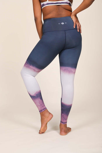 Rose Buddha Legging réversible ultraléger taille haute -  Lac Louise la Nuit /  Woman from the side wearing Lake Louise eco-responsible reversible leggings at night. -Lake Louise by Night